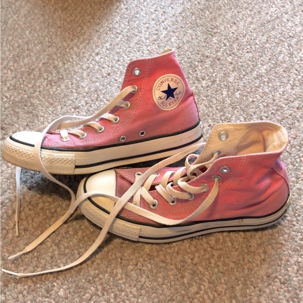 Women’s pink chuck taylor converse shoes size 5.5